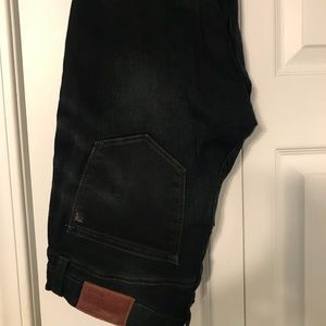 8” Skinny skinny crop in tempest wash!